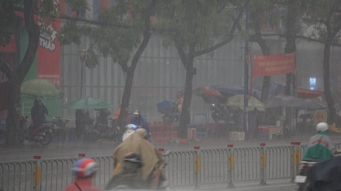 TP Ho Chi Minh: Mua lon tren dien rong vao luc tan tam, mot so tuyen duong bi un u - Hinh anh 3