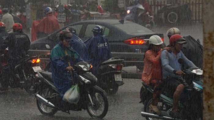 TP Ho Chi Minh: Mua lon tren dien rong vao luc tan tam, mot so tuyen duong bi un u - Hinh anh 2