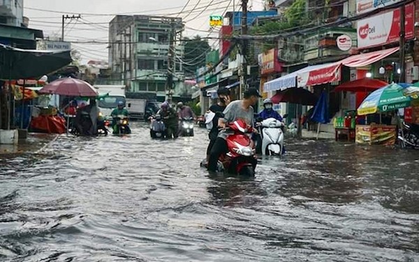 TP Ho Chi Minh: Mua lon, hang loat tuyen duong ngap sau trong nuoc - Hinh anh 1