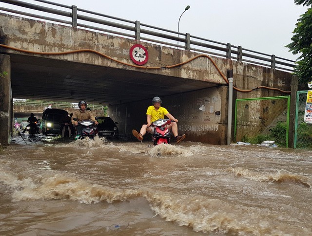 Vi sao duong gom, ham chui Dai lo Thang Long thuong xuyen ngap ung? - Hinh anh 1