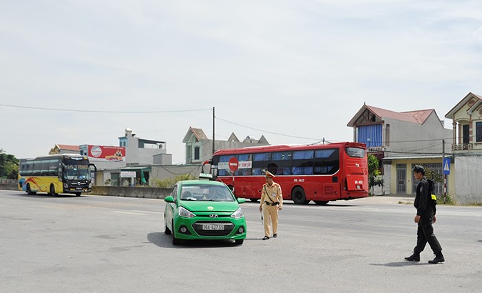 CSGT doi nang thuc hien kiem soat phuong tien duong bo - Hinh anh 1