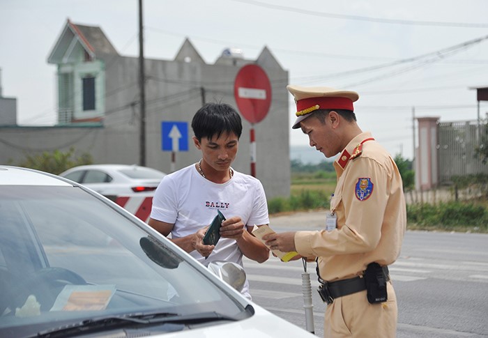 CSGT doi nang thuc hien kiem soat phuong tien duong bo - Hinh anh 2