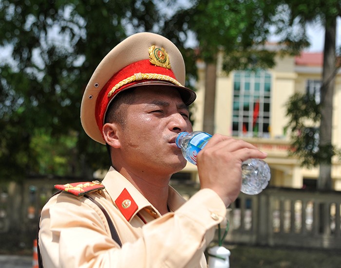 CSGT doi nang thuc hien kiem soat phuong tien duong bo - Hinh anh 3