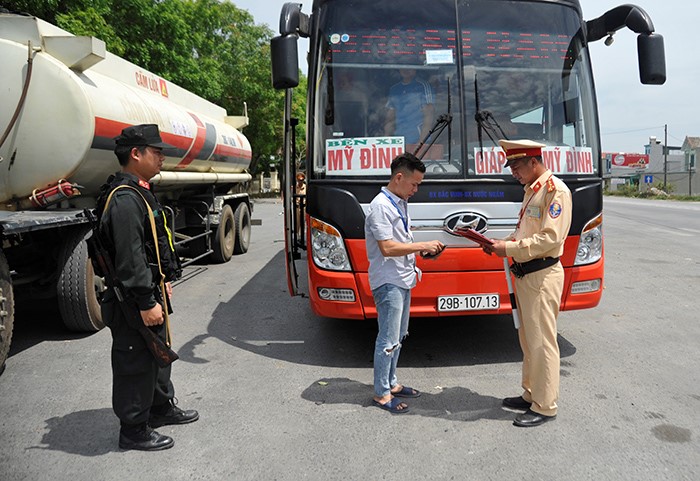 CSGT doi nang thuc hien kiem soat phuong tien duong bo - Hinh anh 4