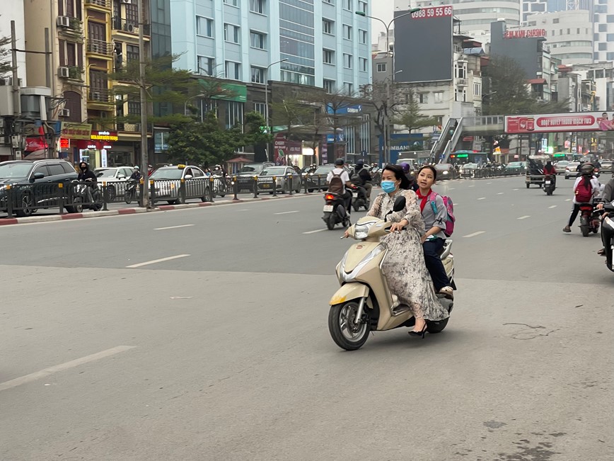 Tai dien tinh trang xe may “ngang nhien” di nguoc chieu tren pho Tay Son - Hinh anh 6