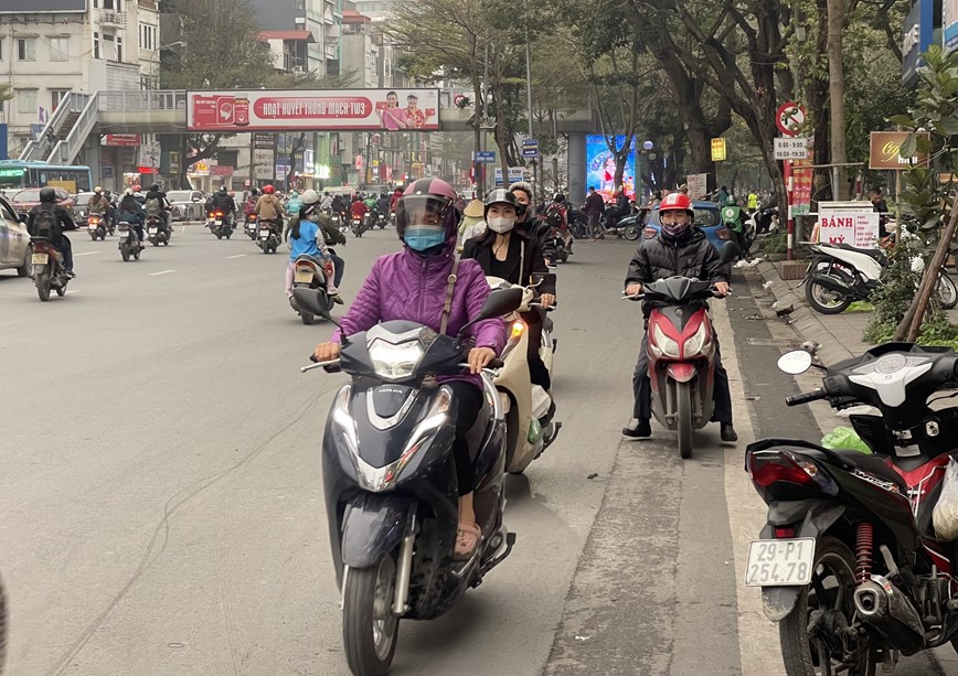 Tai dien tinh trang xe may “ngang nhien” di nguoc chieu tren pho Tay Son - Hinh anh 1