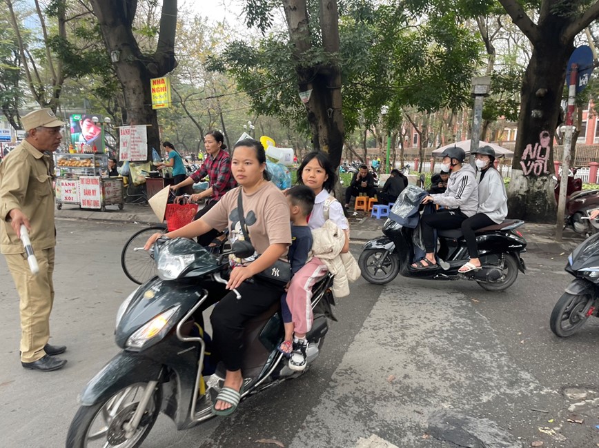 Tai dien tinh trang xe may “ngang nhien” di nguoc chieu tren pho Tay Son - Hinh anh 2