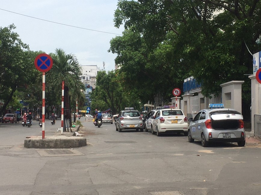 Taxi, xe cong nghe “bao vay” cong benh vien o Ha Noi - Hinh anh 1