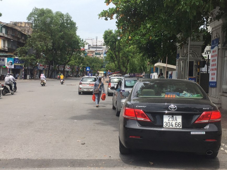 Taxi, xe cong nghe “bao vay” cong benh vien o Ha Noi - Hinh anh 2