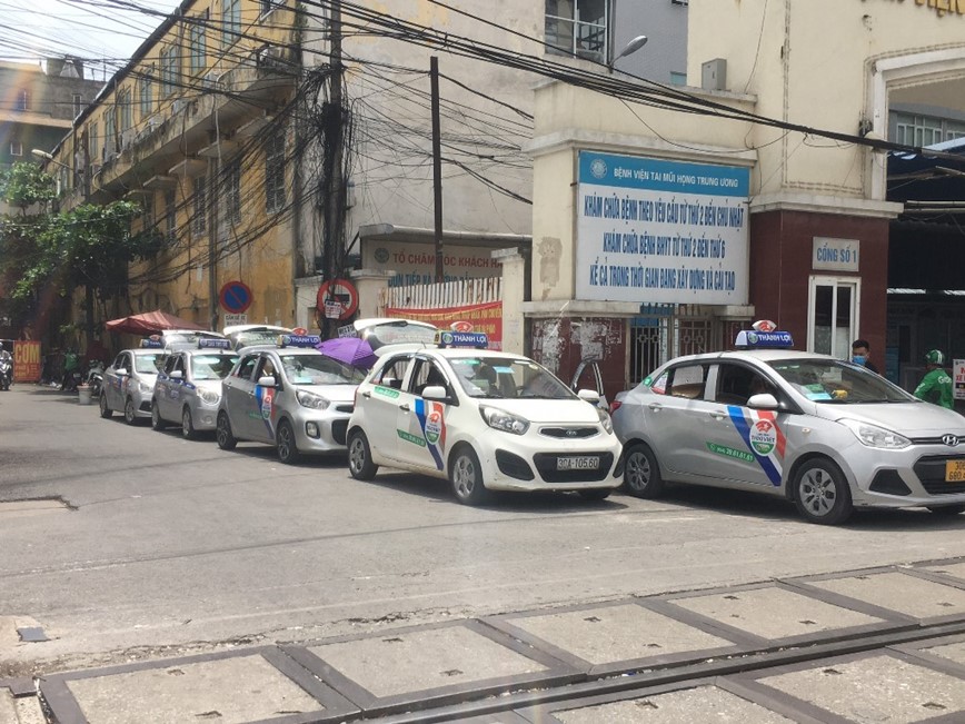 Taxi, xe cong nghe “bao vay” cong benh vien o Ha Noi - Hinh anh 3