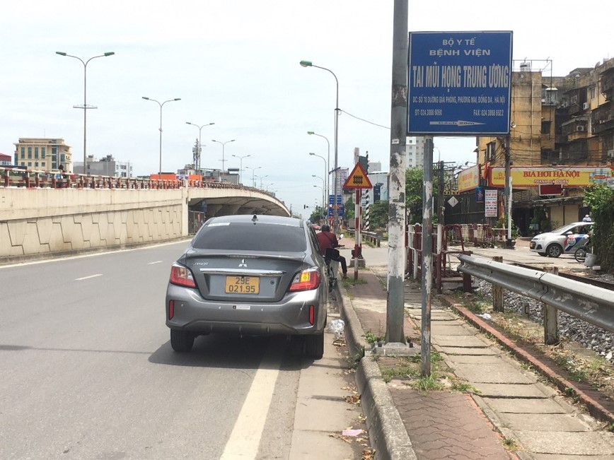 Taxi, xe cong nghe “bao vay” cong benh vien o Ha Noi - Hinh anh 4