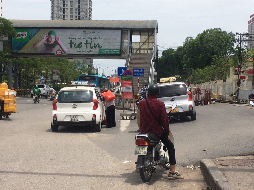 Taxi, xe cong nghe “bao vay” cong benh vien o Ha Noi - Hinh anh 5