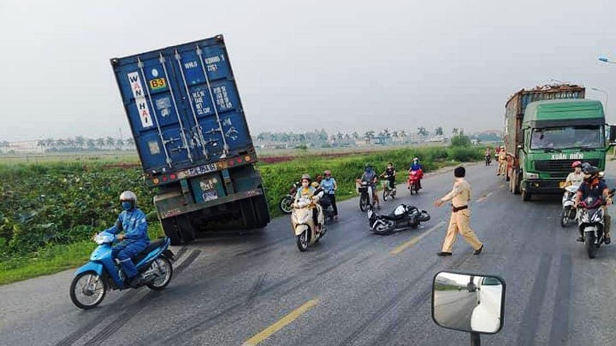 Tai nan giao thong moi nhat hom nay (5/8): Container lao xuong muong nuoc sau va cham voi xe may, 1 nguoi bi thuong - Hinh anh 1