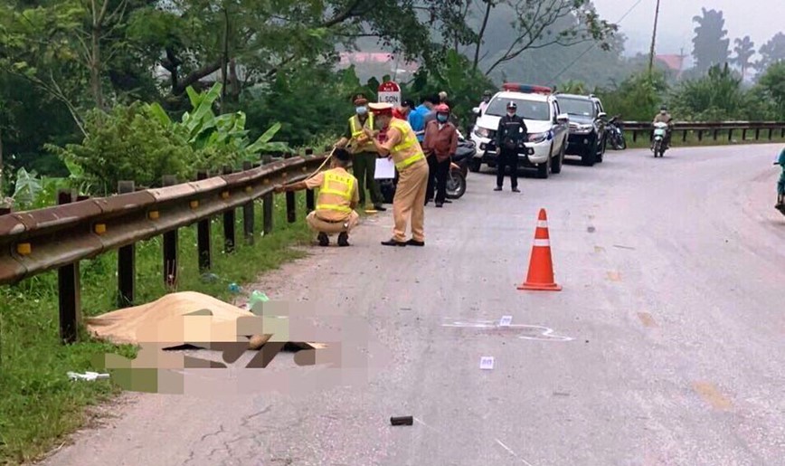 Tai nan giao thong moi nhat hom nay (30/8): Tu dam vao ho lan duong voi toc do cao, 2 thanh nien thuong vong - Hinh anh 1