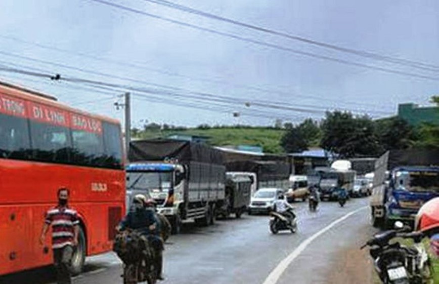 Tai nan giao thong moi nhat hom nay (10/9): Hai xe tai tong nhau, 1 nguoi tu vong, 2 nguoi bi thuong - Hinh anh 2