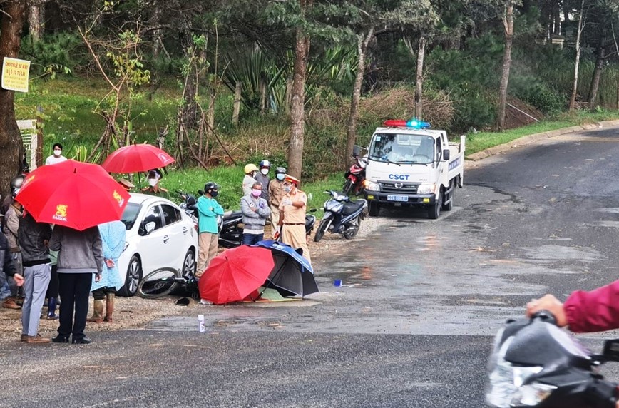 Tai nan giao thong moi nhat hom nay (18/9): Xe tai dam roi lat de len xe dap khien be trai 12 tuoi tu vong thuong tam - Hinh anh 1