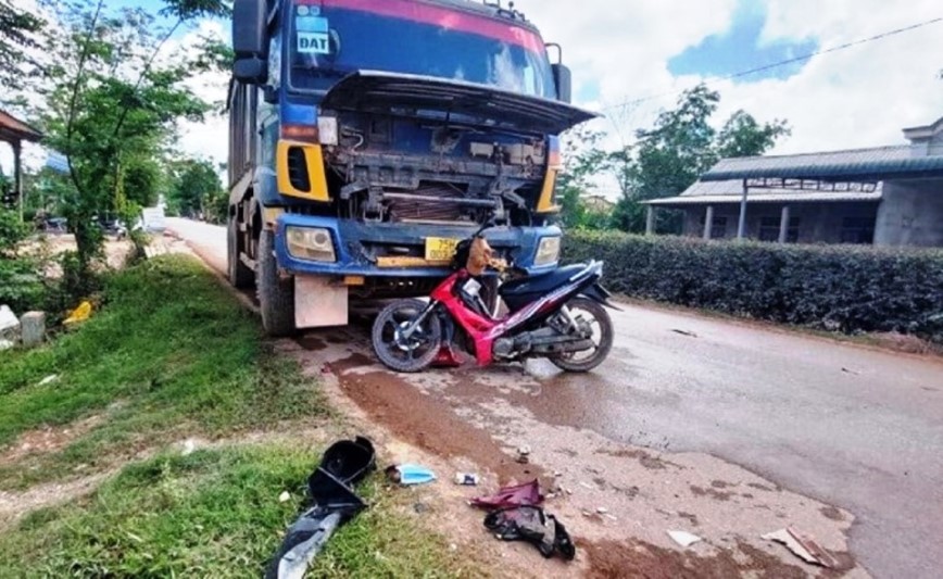 Tai nan giao thong moi nhat hom nay (29/9): Xe tai bi xe dau keo dam bay vao le duong, huc tu vong nguoi di bo - Hinh anh 2