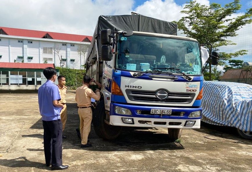 Tai nan giao thong moi nhat hom nay (17/10): Di xe may va cham xe ban tai, nam thanh nien bi can tu vong - Hinh anh 3