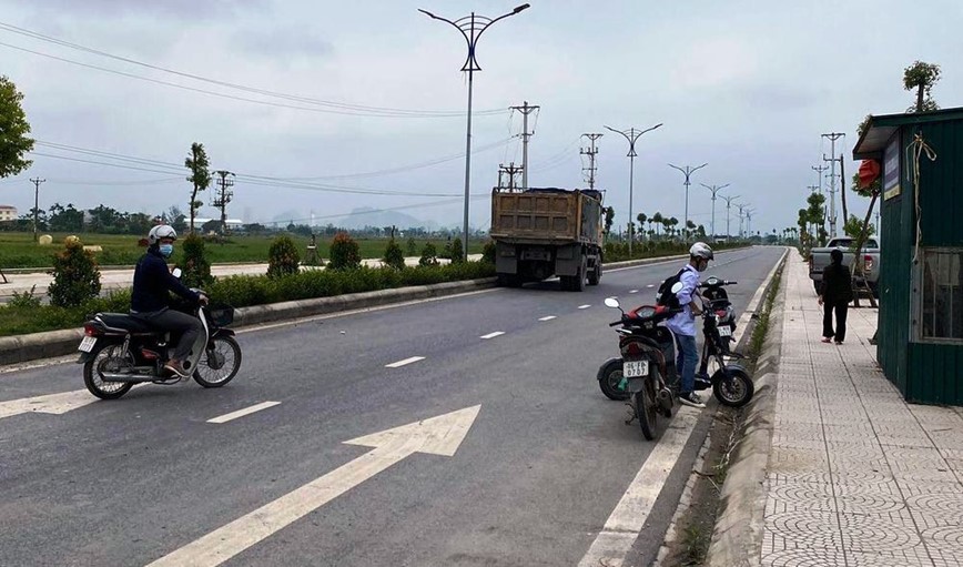 Tai nan giao thong moi nhat hom nay (1/11): Xe may dau dau taxi, nam thanh nien tu vong thuong tam - Hinh anh 2