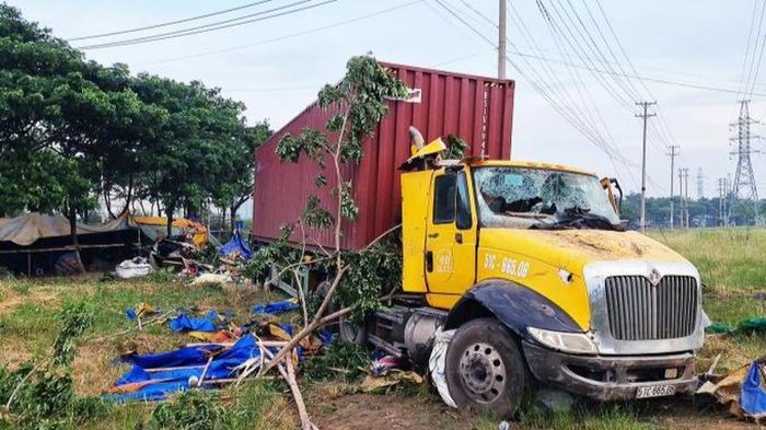 Tai nan giao thong moi nhat hom nay (11/11): Xe dau keo ui bay quan nuoc ven duong khien 2 nguoi thuong vong - Hinh anh 1