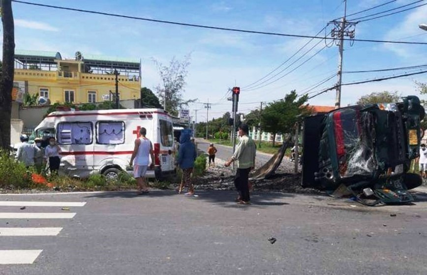 Tai nan giao thong moi nhat hom nay (11/11): Xe dau keo ui bay quan nuoc ven duong khien 2 nguoi thuong vong - Hinh anh 2