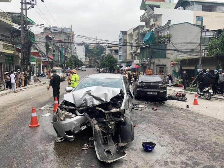 Tai nan giao thong moi nhat hom nay (17/11): O to phong nhanh gay tai nan lien hoan, khien 4 nguoi bi thuong - Hinh anh 1