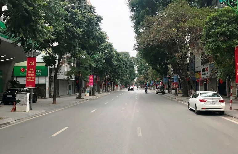 Ngay dau nam Nham Dan, duong pho Ha Noi yen binh den la - Hinh anh 7