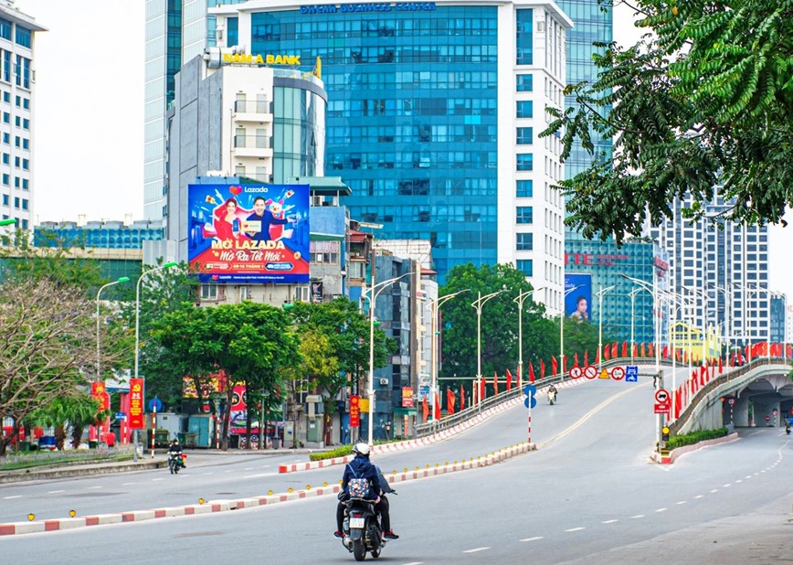 Ngay dau nam Nham Dan, duong pho Ha Noi yen binh den la - Hinh anh 6