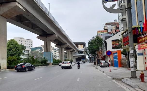 Ngay dau nam Nham Dan, duong pho Ha Noi yen binh den la - Hinh anh 4