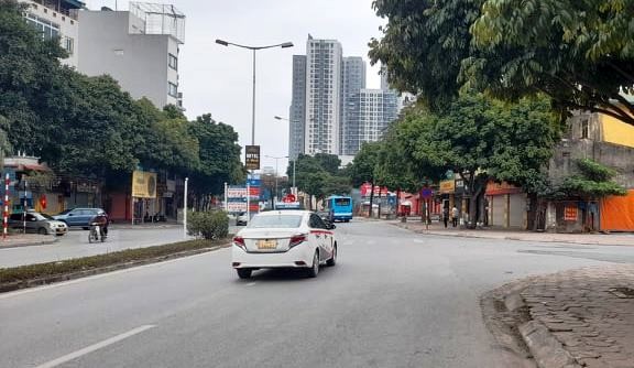 Ngay dau nam Nham Dan, duong pho Ha Noi yen binh den la - Hinh anh 3