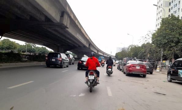 Ngay dau nam Nham Dan, duong pho Ha Noi yen binh den la - Hinh anh 5