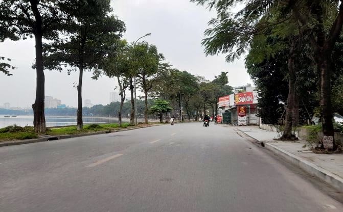 Ngay dau nam Nham Dan, duong pho Ha Noi yen binh den la - Hinh anh 1