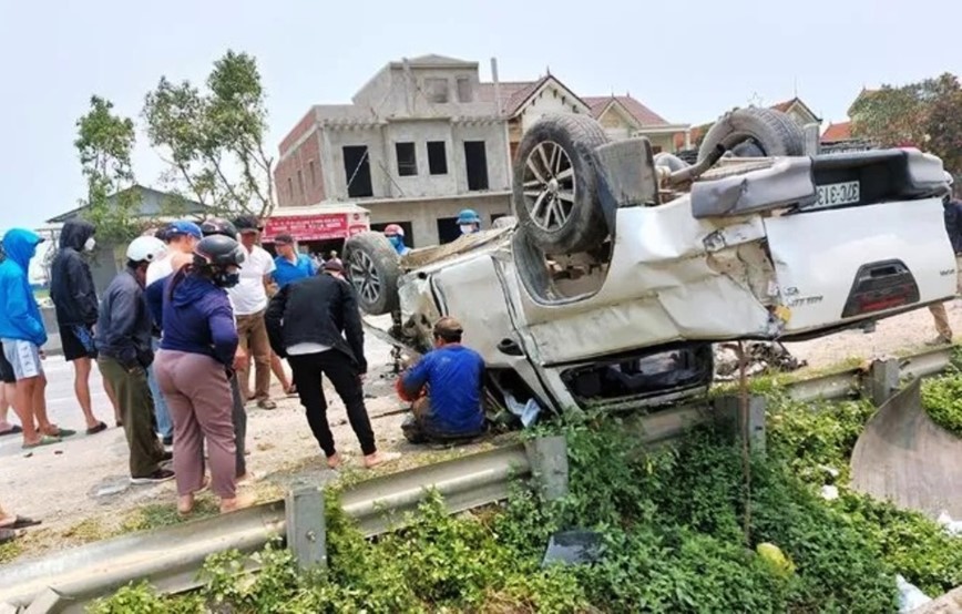 Tau hoa huc bay o to, tai xe ket cung trong ca bin - Hinh anh 2