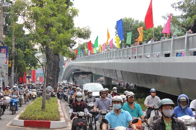 TP Ho Chi Minh: Han che xe khach va xe tai luu thong tren duong Ba Thang Hai - Hinh anh 1