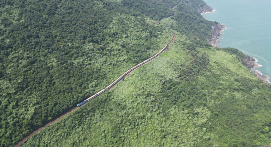 Tau du lich ket noi Hue - Da Nang van hanh cuoi thang 3 - Hinh anh 1