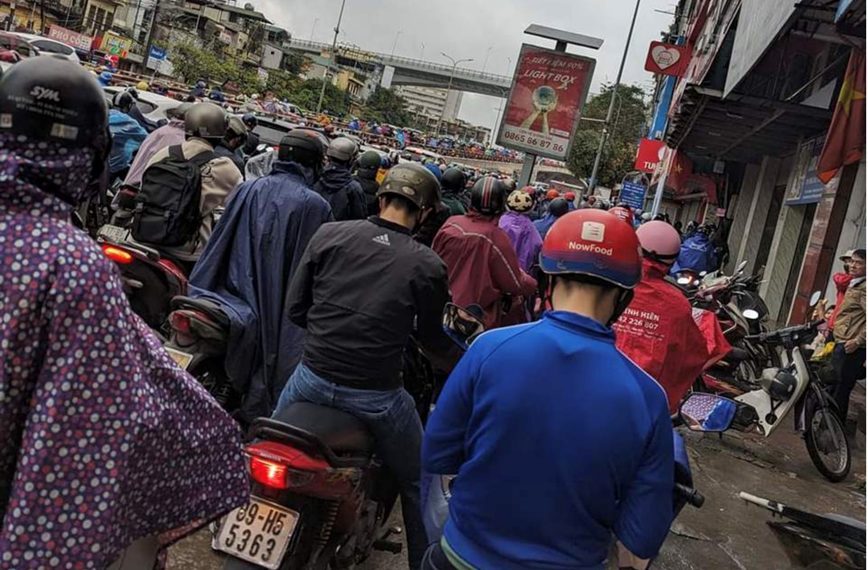 Ha Noi: Thoi tiet mua, ret khien un tac keo dai, phuong tien nhich tung chut mot - Hinh anh 2