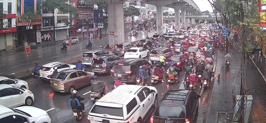 Ha Noi: Thoi tiet mua, ret khien un tac keo dai, phuong tien nhich tung chut mot - Hinh anh 6