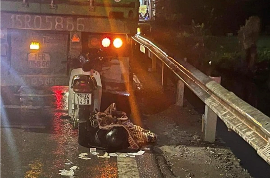 Chay toc do cao, nguoi di xe may tu vong do dam vao duoi container - Hinh anh 1