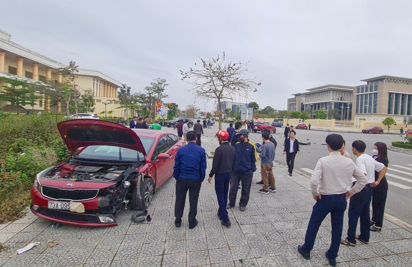 Quang Binh: Xe o to nu can bo So het han dang kiem tong nat dau xe khac - Hinh anh 2