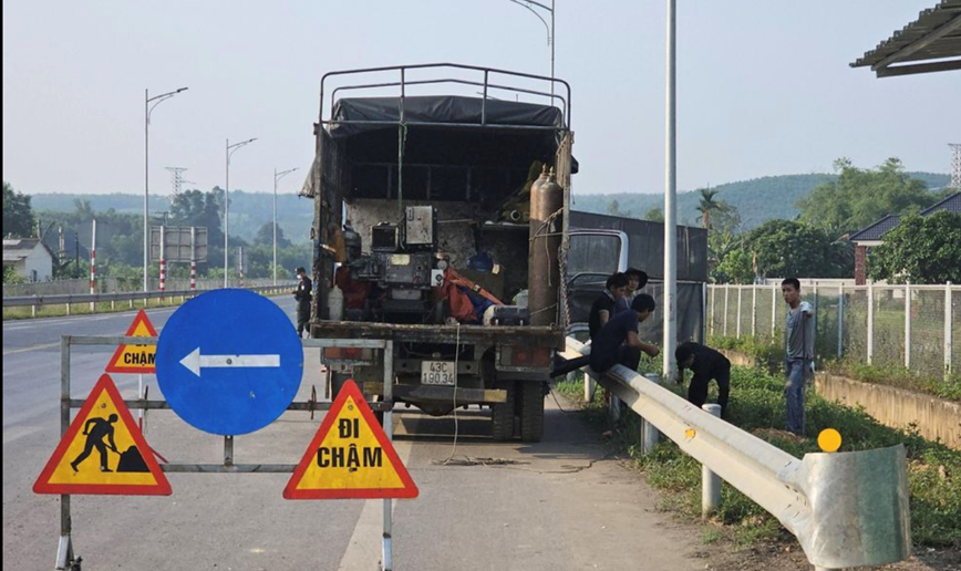 Sang 4/4, chua lap xong bien cam phuong tien luu thong tren cao toc Cam Lo - La Son - Hinh anh 1