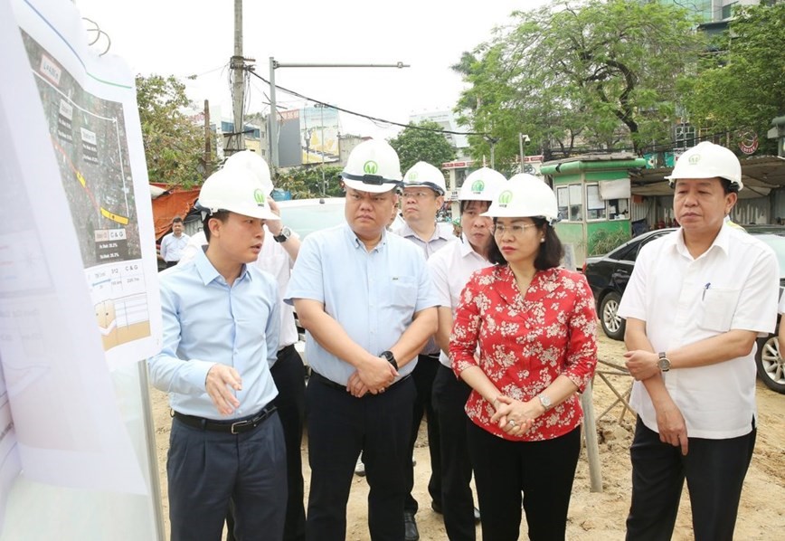 Van hanh duong sat tren cao doan Nhon - ga Ha Noi truoc ngay 10/10 - Hinh anh 1