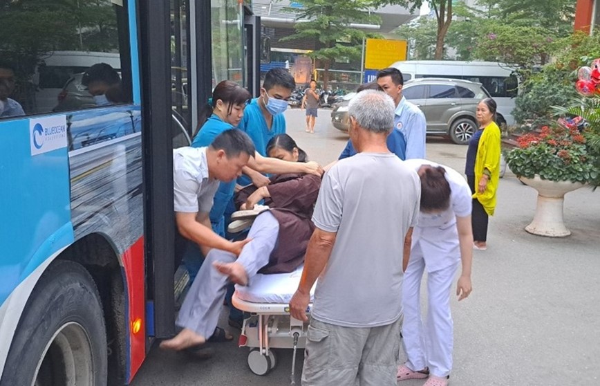 Ha Noi: nhan vien xe buyt tuyen 62 so cuu kip thoi hanh khach bi co giat, ngat xiu - Hinh anh 1