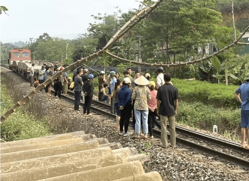 Hai chi em tu vong khi di xe dap dien bang qua duong sat - Hinh anh 1