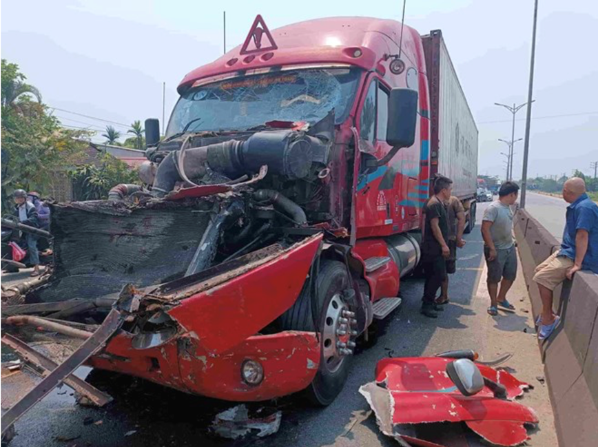 Va cham giao thong, hai xe dau keo hu hong nang - Hinh anh 1