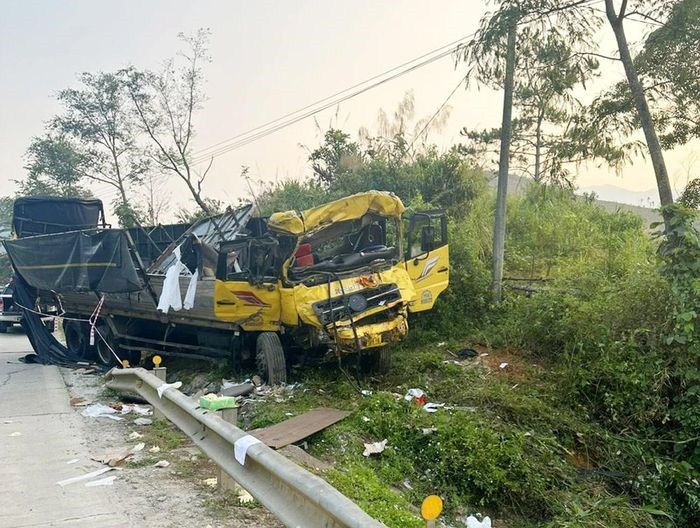 Lat xe tai tren deo Lo Xo, 2 nguoi tu vong - Hinh anh 1