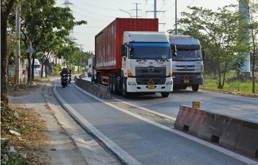 Dong hang loat dai phan cach tren duong Vo Chi Cong, TP Thu Duc de dam bao ATGT - Hinh anh 2