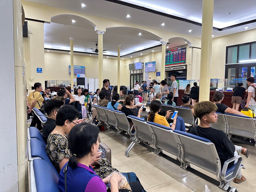 Ga tau Ha Noi, Sai Gon nhon nhip phuc vu nguoi dan ve que nghi le - Hinh anh 2