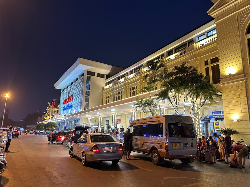 Ga tau Ha Noi, Sai Gon nhon nhip phuc vu nguoi dan ve que nghi le - Hinh anh 1