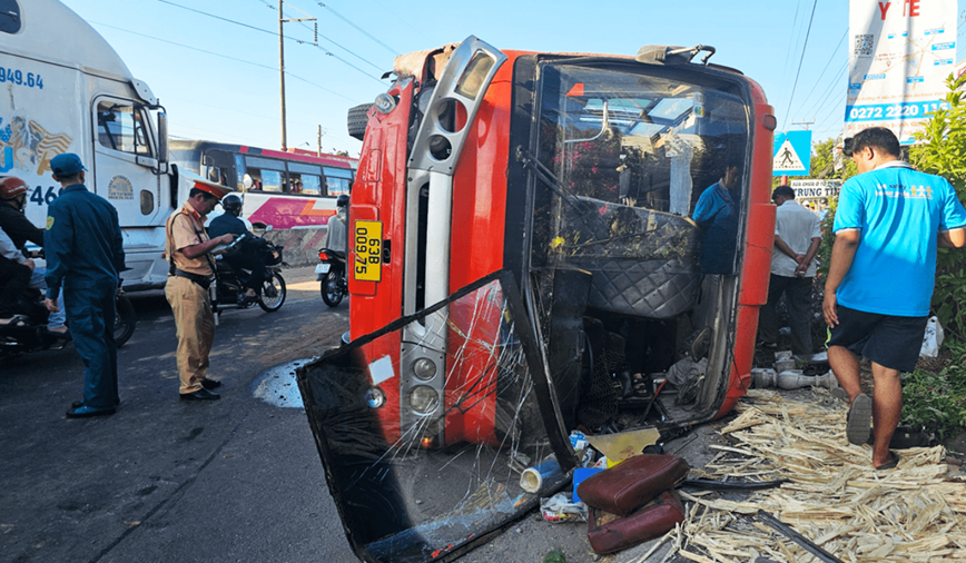 O to cho 40 cong nhan lat ngang tren Quoc lo 1 - Hinh anh 1