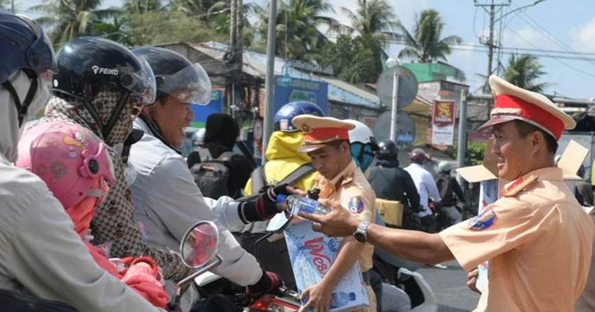 Cong an Tien Giang tang hon 5.000 chai nuoc cho nguoi dan ve que nghi le - Hinh anh 1